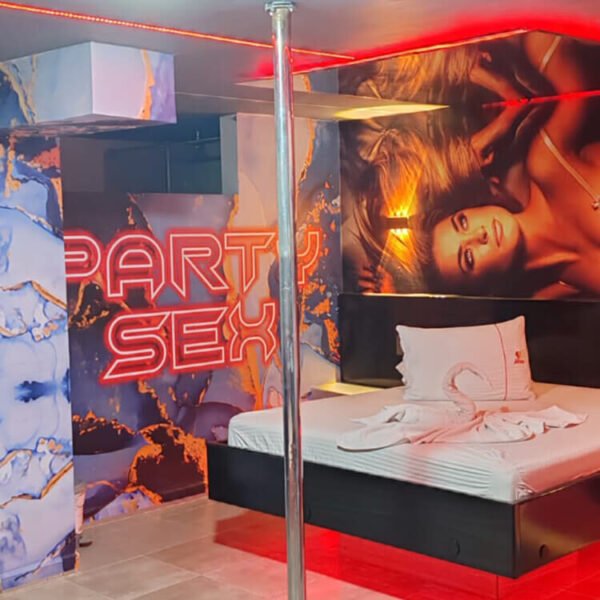 habitación de motel con pole dance, la apariencia de una mujer adorna con elegancia una pared.