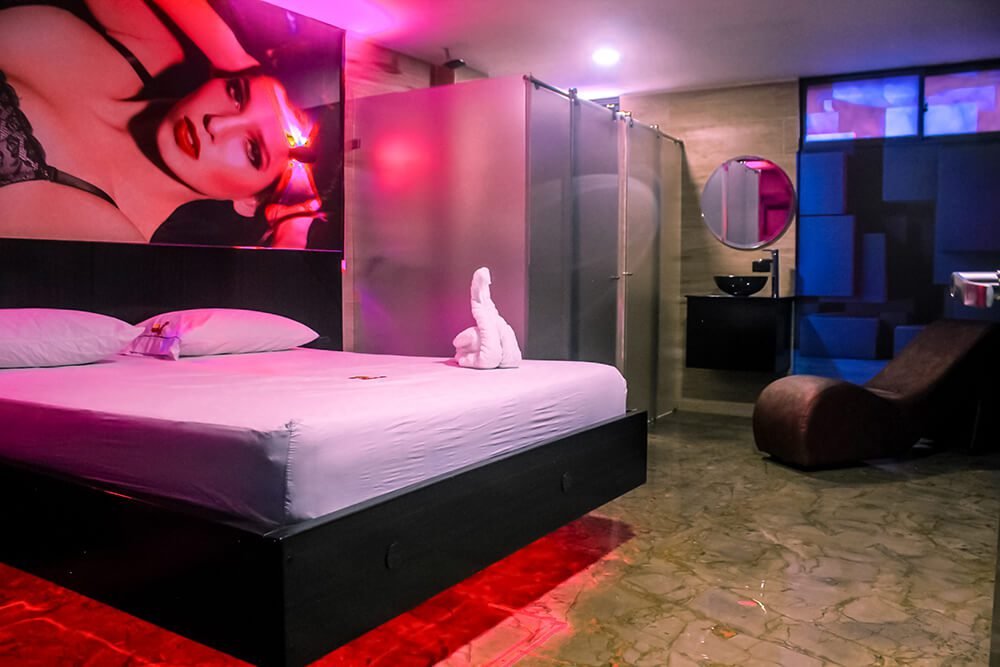 Elegante habitación moderna con decoración artística, baño en suite y un acogedor jacuzzi de motel para una completa relajación.