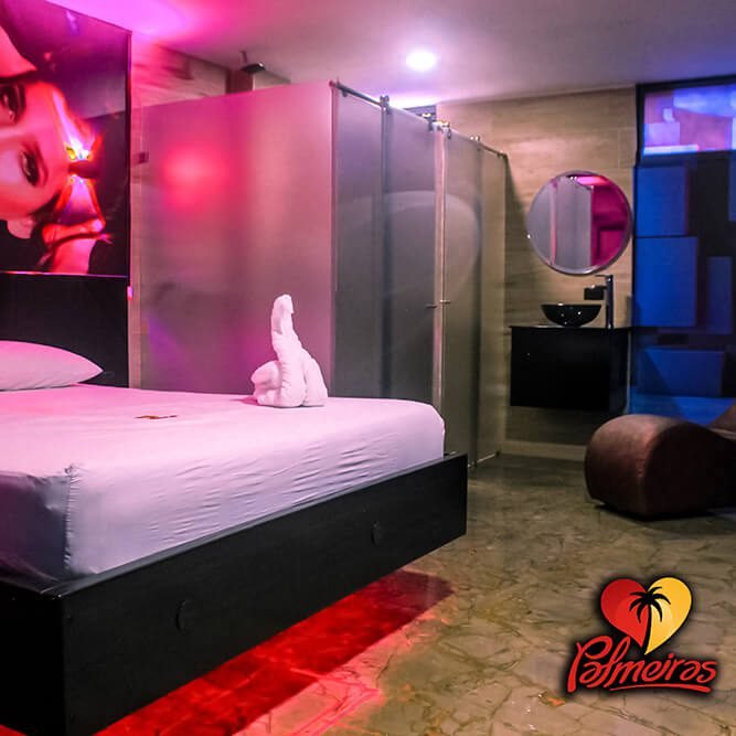 Habitación de motel contemporánea, decorada con arte vanguardista, iluminación ambiental suave y un jacuzzi relajante.