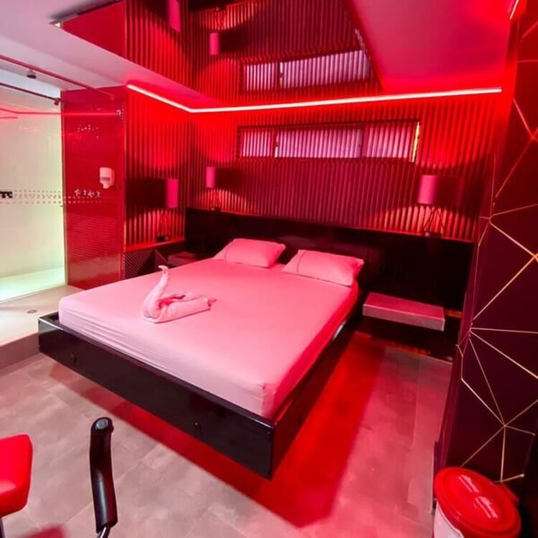 Un motel moderno y confortable en Bucaramanga con un jacuzzi iluminado por luces LED rojas, creando una atmósfera íntima y vibrante.