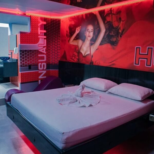 Motel en Bucaramanga realza un toque de neón rojo. Protagoniza una amplia cama rodeada de vivaces murales y lujoso jacuzzi.