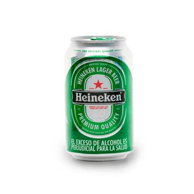 Una lata de cerveza Heineken sobre un fondo blanco, recordando una estancia refrescante en un motel con jacuzzi.