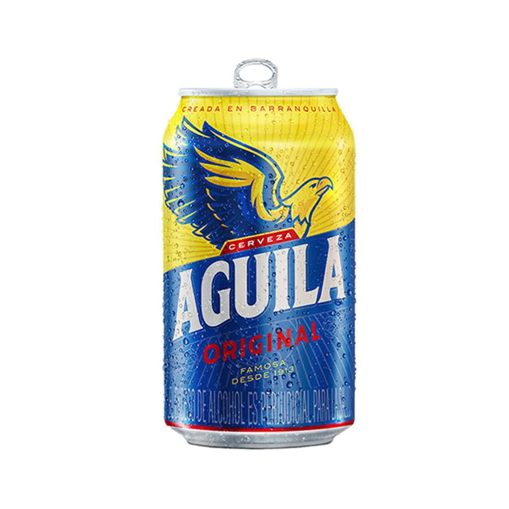 Una lata helada de cerveza Aguila Original, cubierta de condensación, ideal para deleitarse en un motel con jacuzzi.