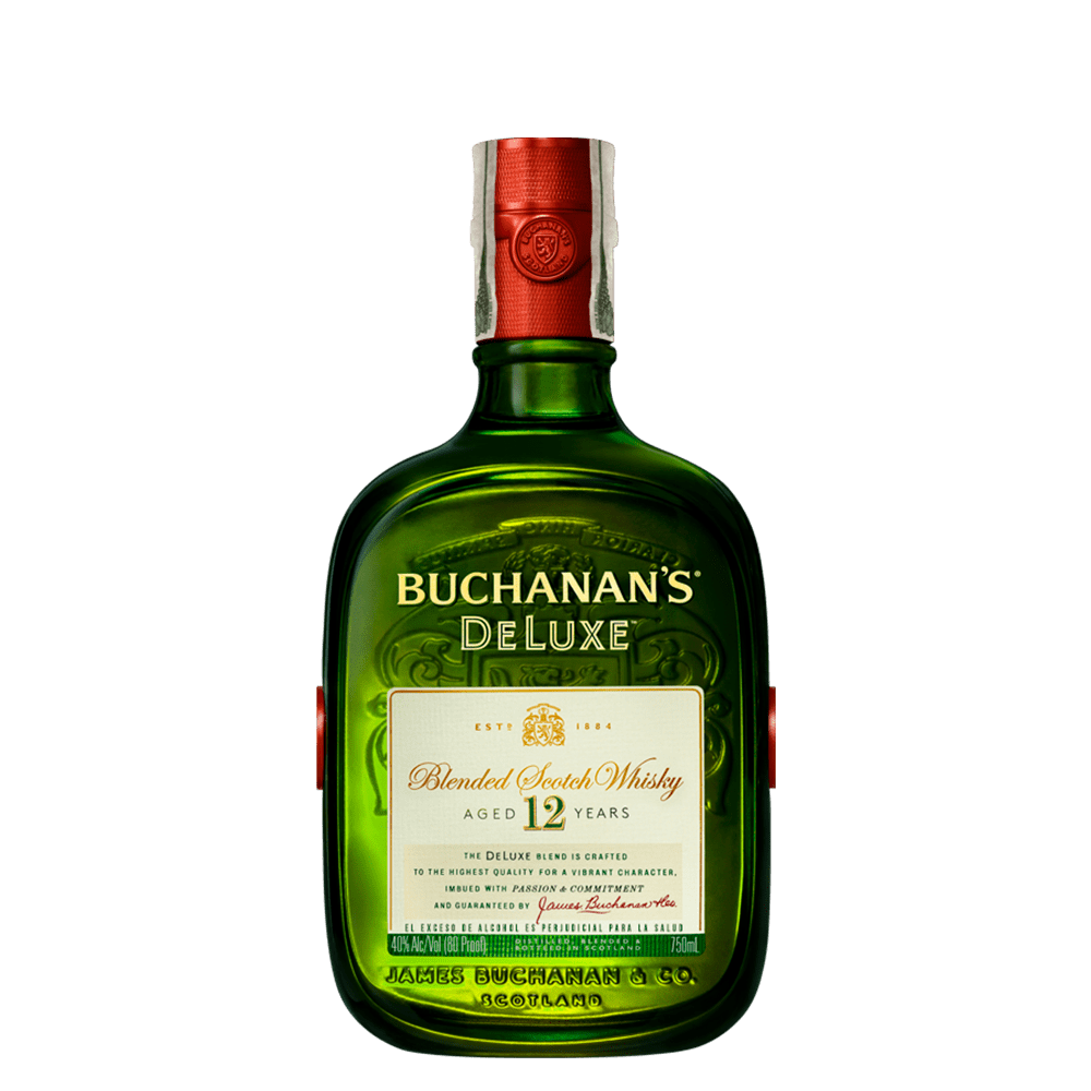 Una botella de whisky escocés Buchanan's Deluxe, añejado 12 años, resalta en un fondo verde en un motel con jacuzzi.