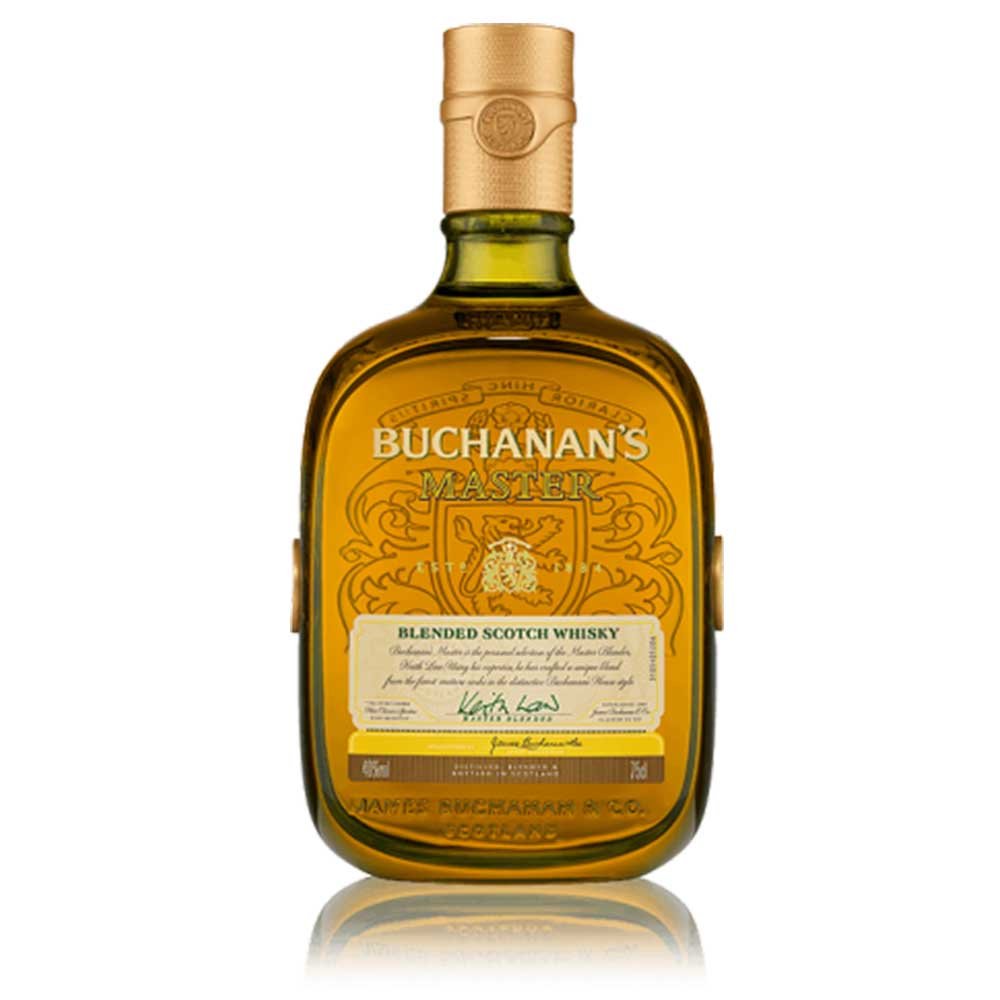 Un elegante botellín de whisky escocés Buchanan's Master, se contrapone sobre un fondo blanco en un Motel de Bucaramanga.