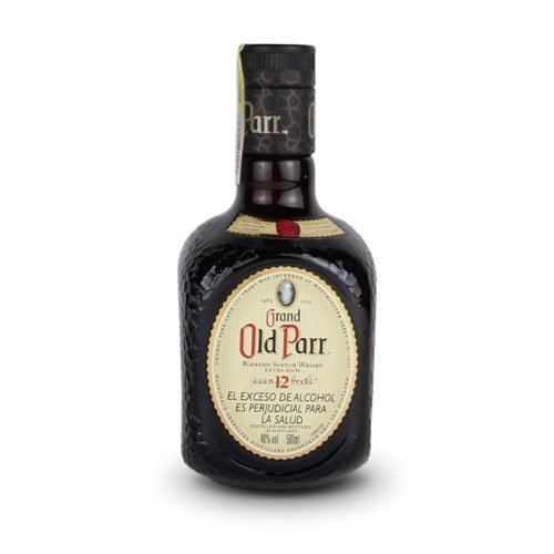 Un elegante y antiguo Grand Old Parr, whisky escocés singular, reposa sobre un fondo blanco, prometiendo ser el acompañante perfecto para momentáneos de relajación en un jacuzzi de motel.