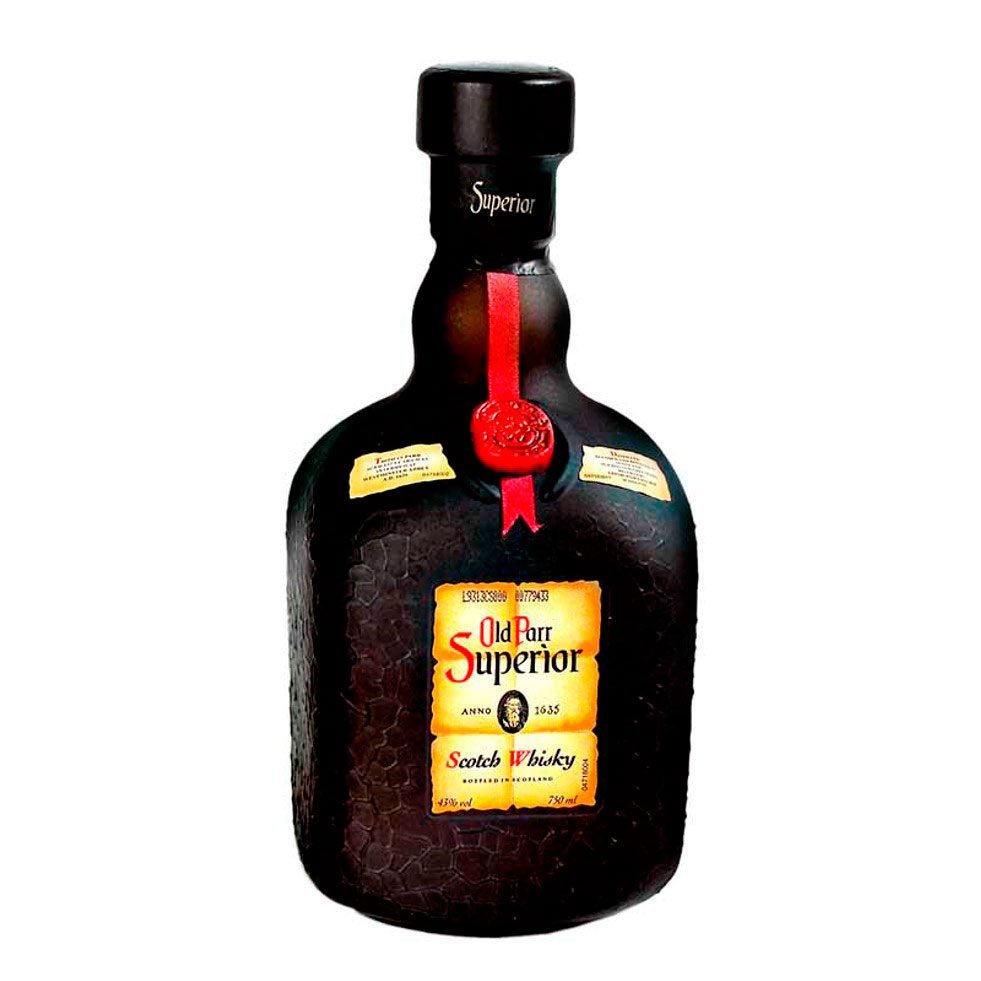 Old Parr Superior Scotch Whisky, elegante y añejo, resplandece contra un fondo blanco en un discreto motel.