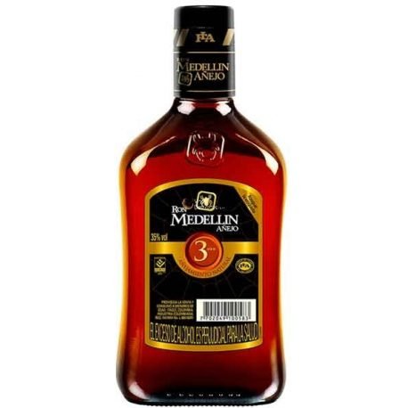 Un elegante Ron Medellín Añejo de tres años, compañero ideal para un placentero descanso en un motel con jacuzzi en Bucaramanga.