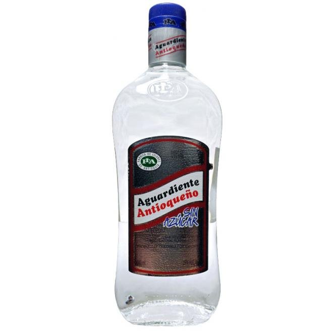 Botella de aguardiente antioqueño, destilado colombiano, resaltando en un fondo blanco, ideal para una velada en un motel con jacuzzi en Bucaramanga.