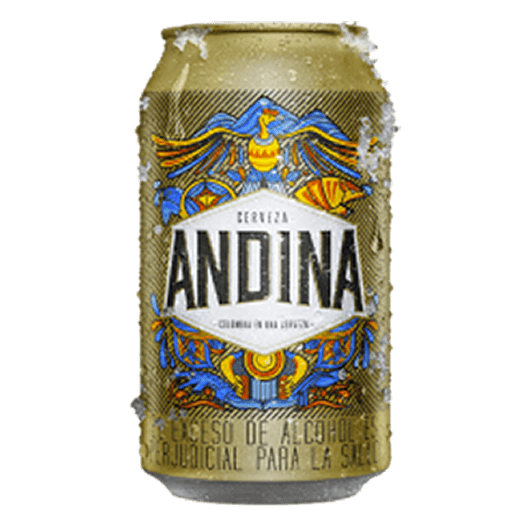 Una elegante lata de cerveza Andina, destacando por su etiqueta ornamentada, lista para ser degustada en un motel con jacuzzi.