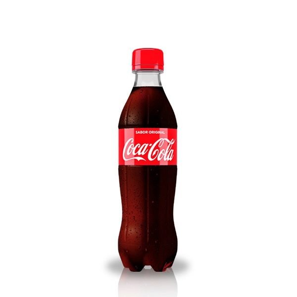 Botella plástica de Coca-Cola, cubierta de condensación, lista para refrescar tu estancia en un motel con jacuzzi en Bucaramanga.