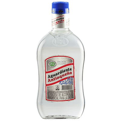 Una botella de aguardiente antioqueño, transparente espíritu colombiano, destaca en un motel con jacuzzi en Bucaramanga.