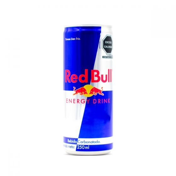 Un energético Red Bull reposa, solitario, en un entorno blanco puro, destacando su lata plateada y roja.